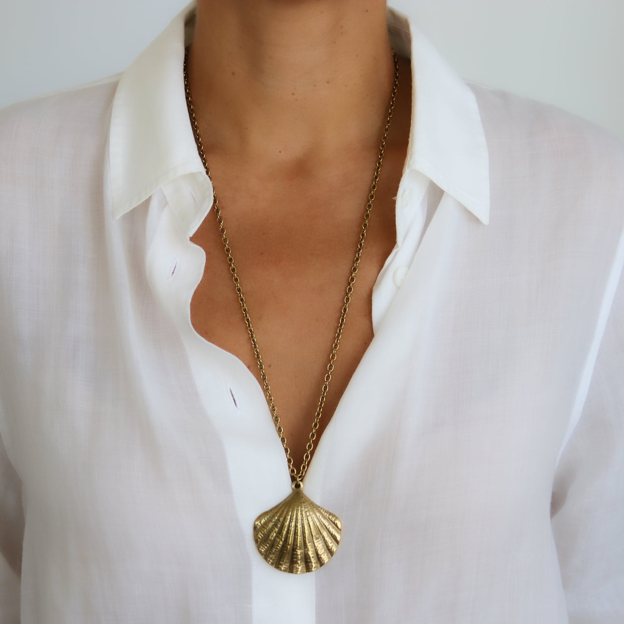 SANDY SCALLOP NECKLACE